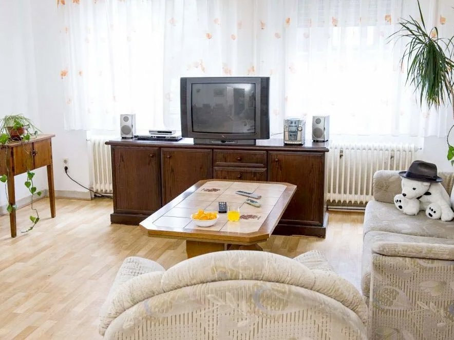 Fernsehzimmer: ein helles Sofa und ein Sessel 